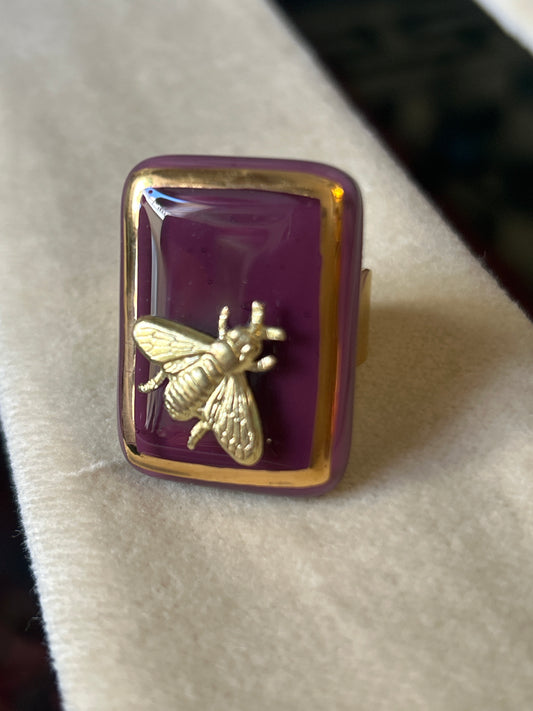 Anello rettangolare Amethyst con ape Daniela Poletti ordinabile
