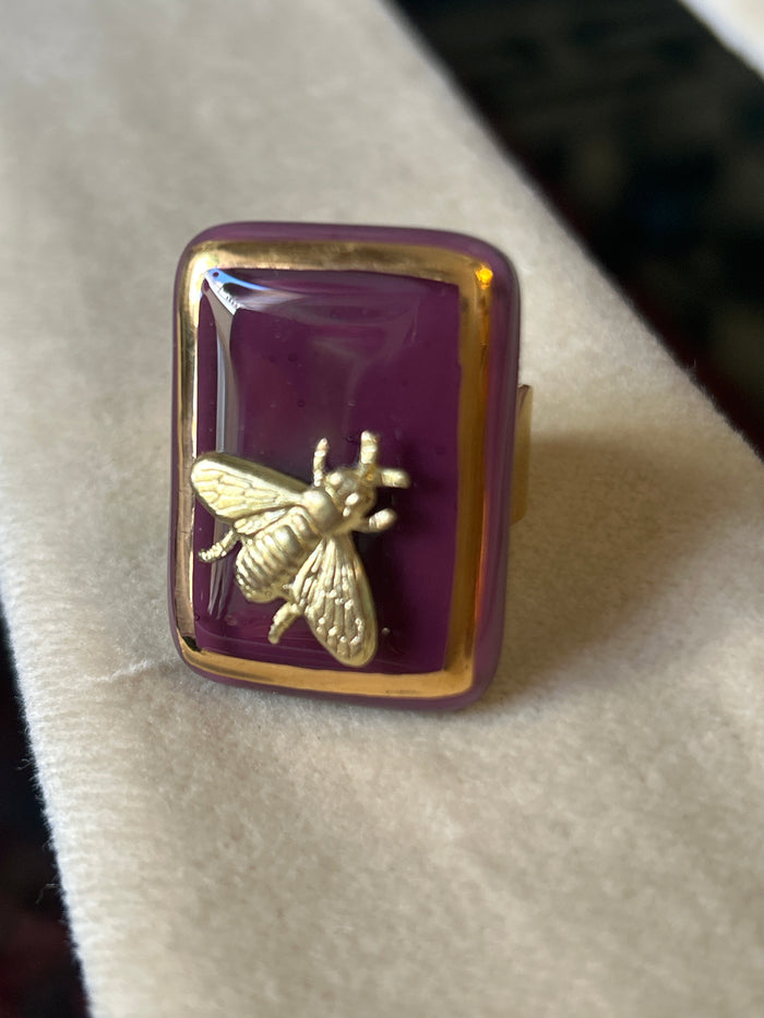 Anello rettangolare Amethyst con ape Daniela Poletti ordinabile