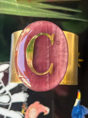 Bracciale in ottone con placca in vetro fuso di Murano lettera C Marble Plum Daniela Poletti