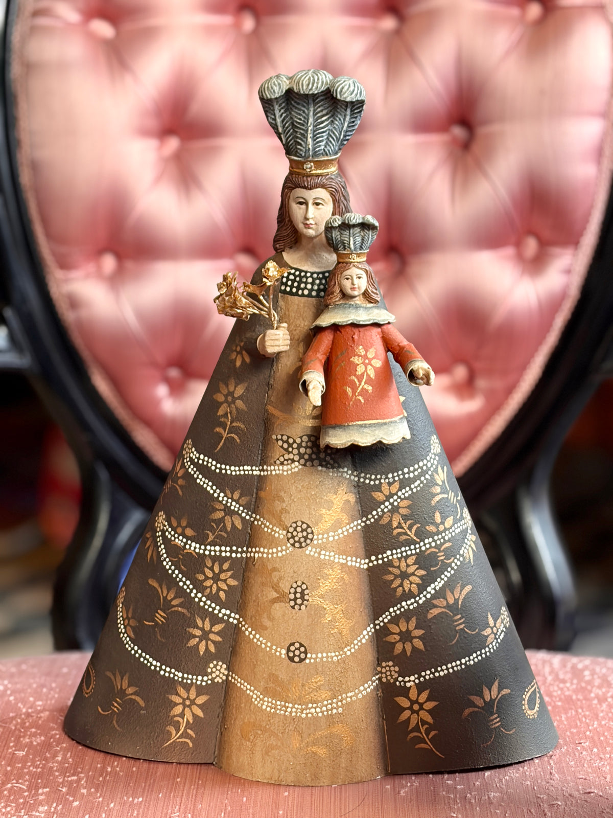 Madonna in metallo smaltato con bambino e fiori