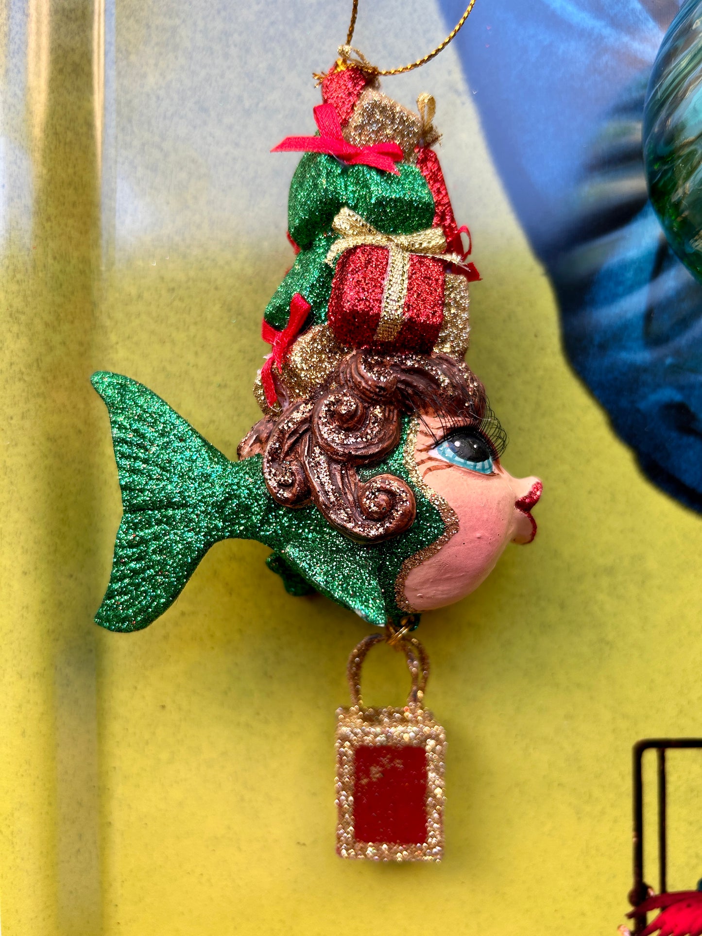 Ornamento albero di Natale pesce con pacchi sullla testa coda verde