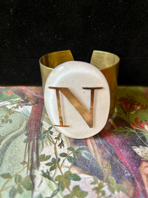 Bracciale in ottone con placca ovale Bianca in vetro di Murano lettera N Vetrofuso