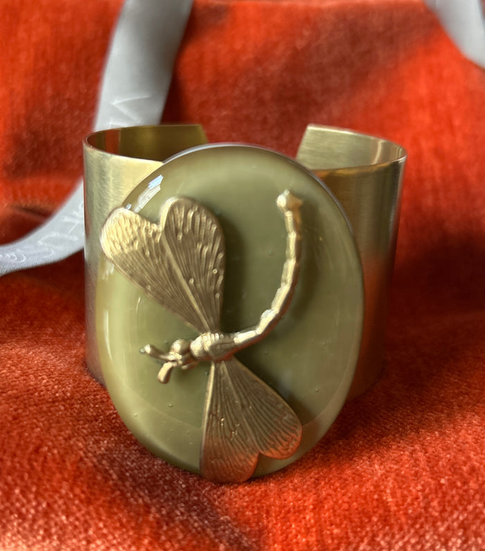 Bracciale in ottone con placca ovale in vetrofuso e charms libellula dark sage Vetrofuso