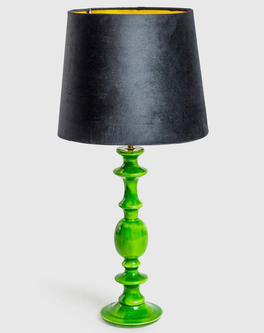 Lampada da tavolo in legno con paralume in velluto foderato in metallo