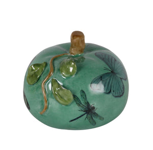 Zucca decorativa in verde con farfalle