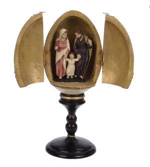 Sacra famiglia su un uovo su piedistallo