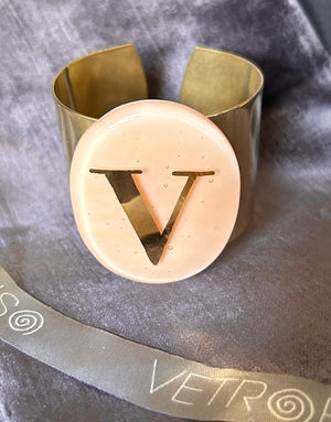 Bracciale Gipsy lettera V su ovale champagne Daniela Poletti ordinabile