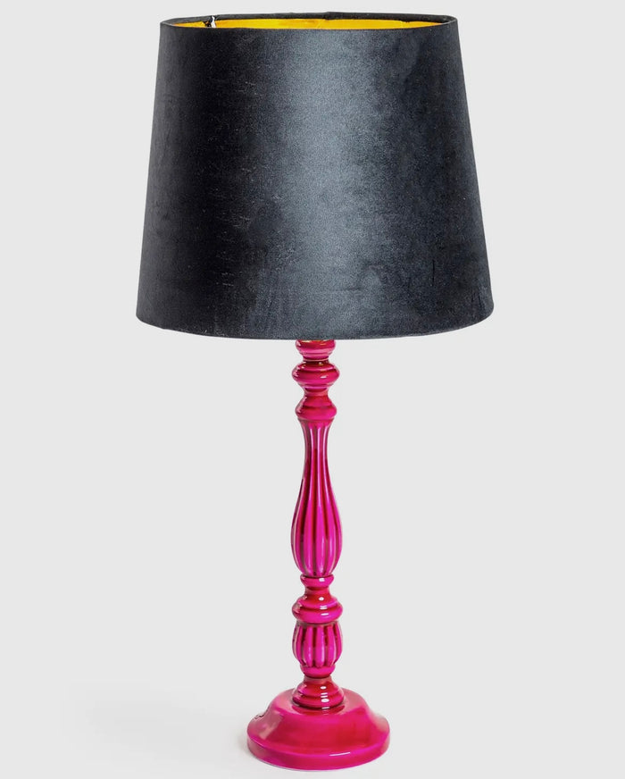 Lampada da tavolo rosa in legno lucido con paralume rivestito