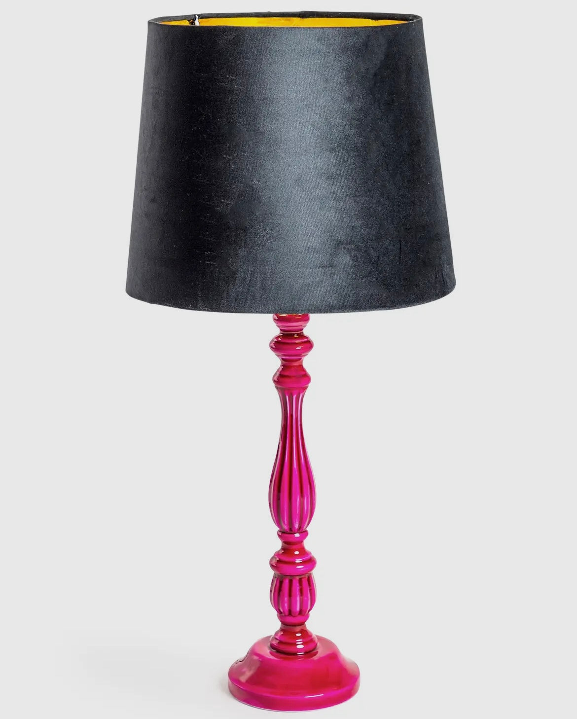 Lampada da tavolo  rosa in legno lucido con paralume rivestito