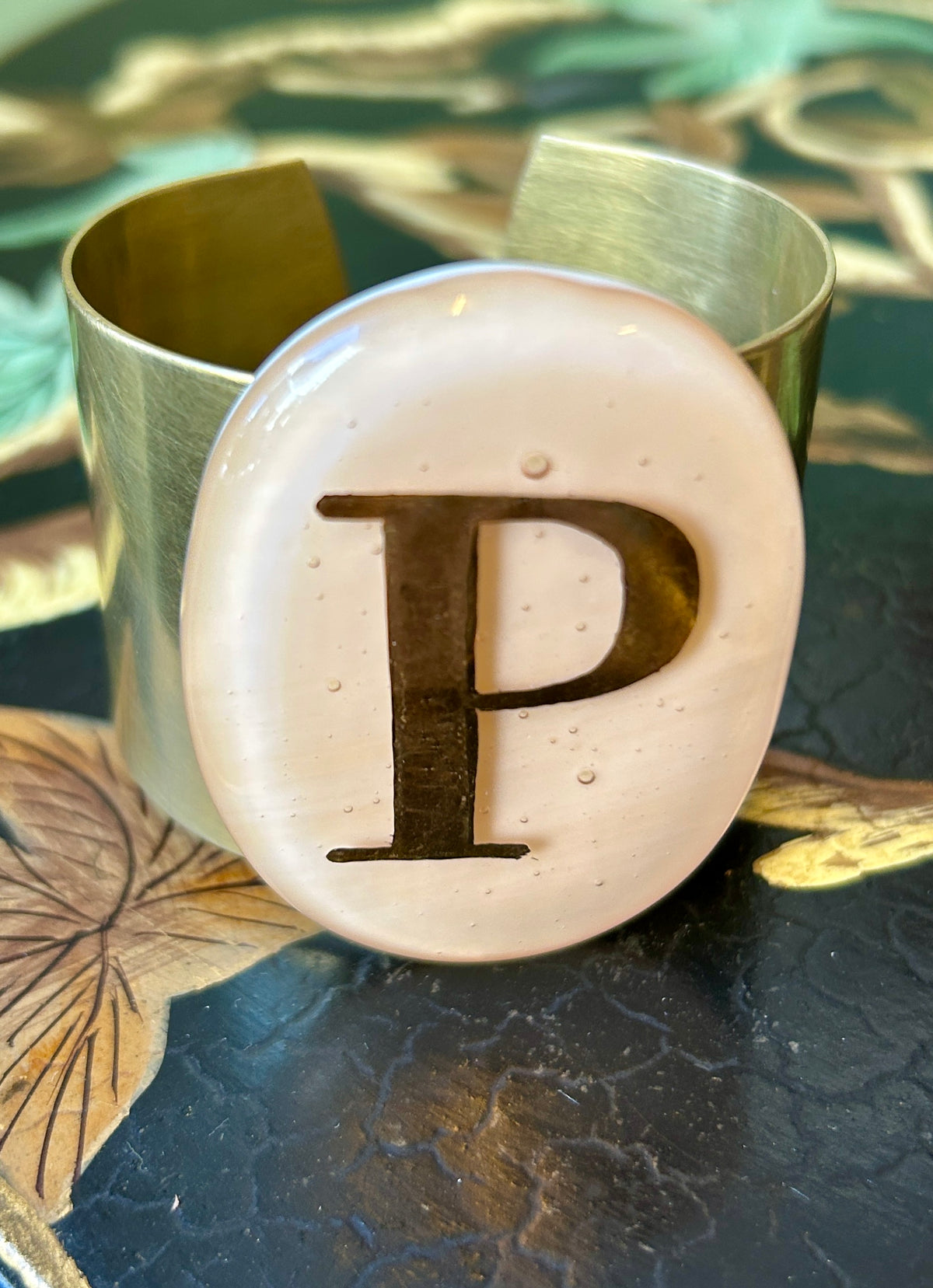 Bracciale in ottone con placca ovale in vetro di Murano champagne lettera P Vetrofuso