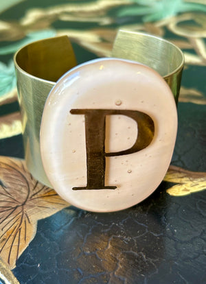 Bracciale in ottone con placca ovale in vetro di Murano champagne lettera P Vetrofuso
