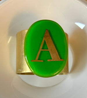 Bracciale in ottone con placca ovale in vetro di Murano lettera A acid green