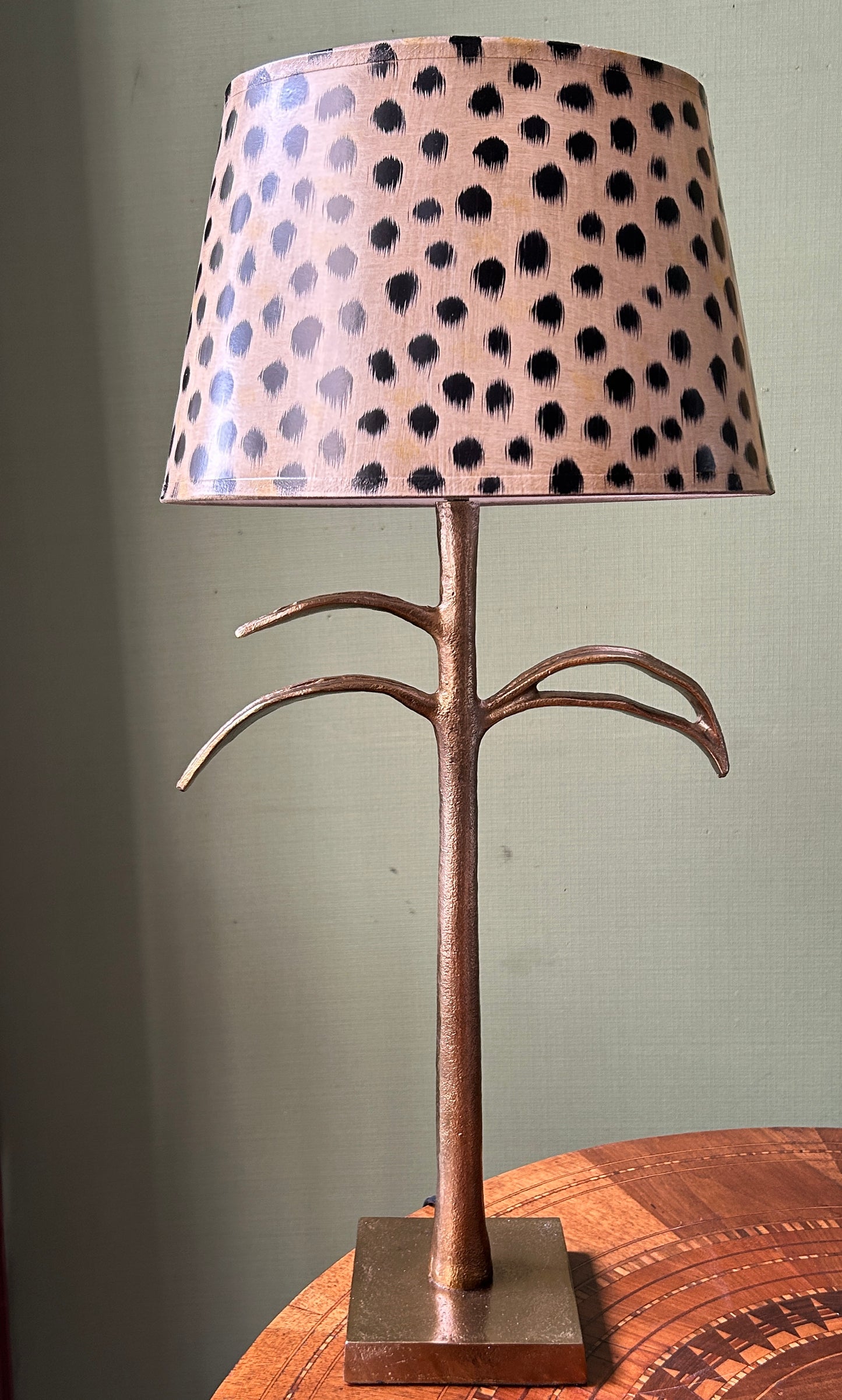 Leaf lamp with leo lampshade