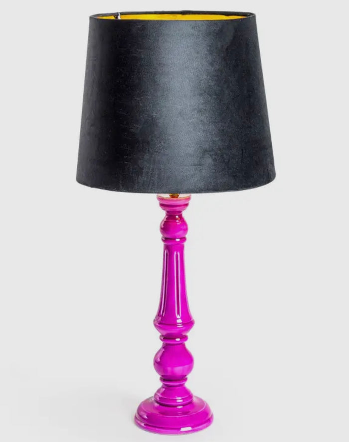 Lampada da tavolo in legno lucido viola con paralume rivestito in metallo