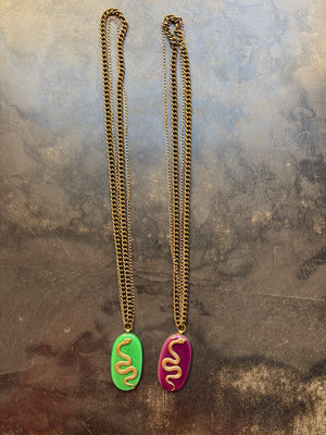 Collana Vetrofuso con ovale color prugna e serpente