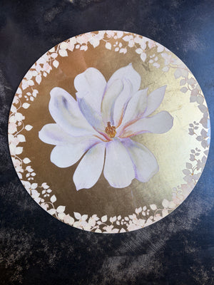 Sottopiatto oro con fiore magnolia bianco