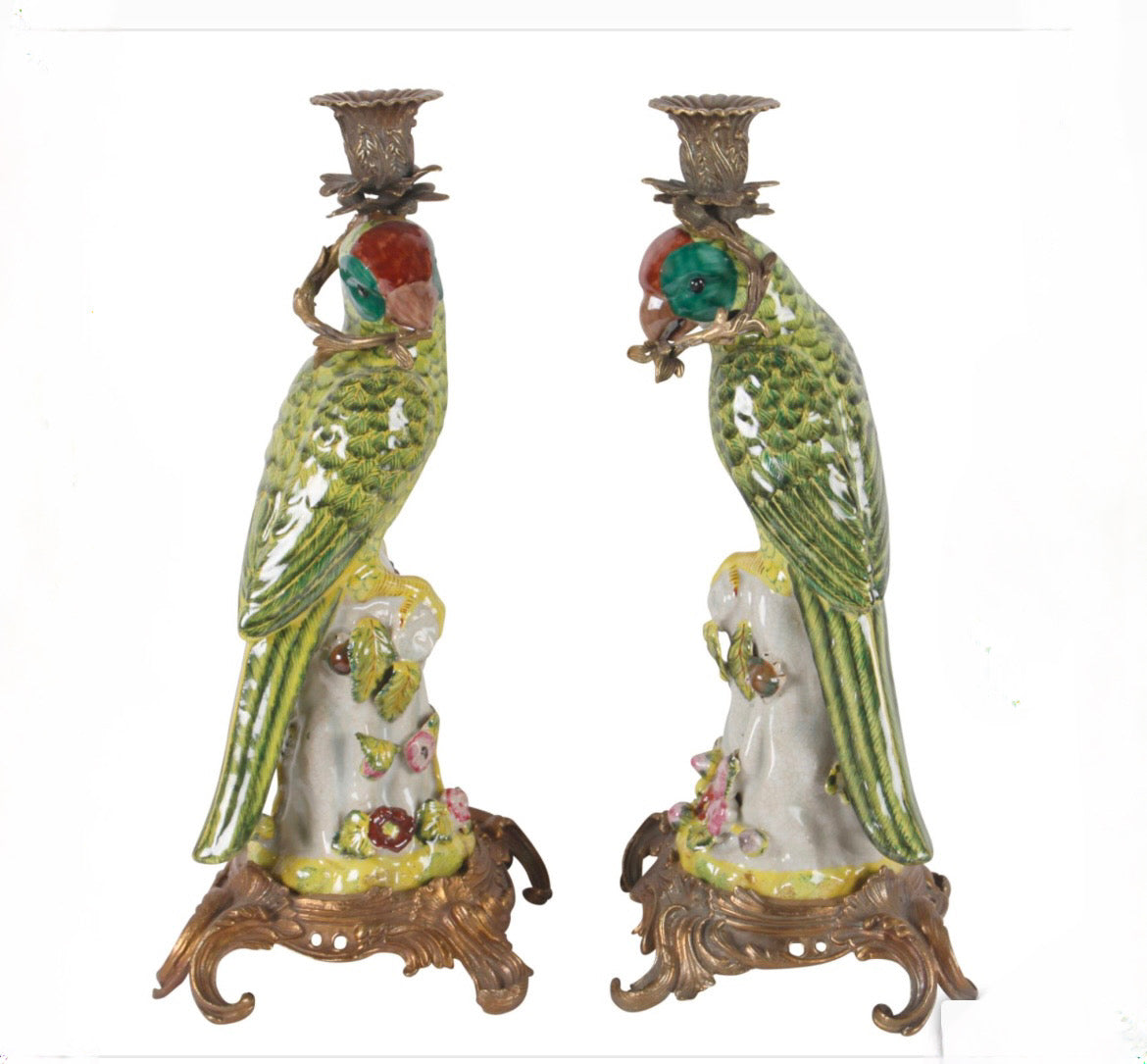 Coppia di candelieri in Porcellana e bronzo pappagalli verdi