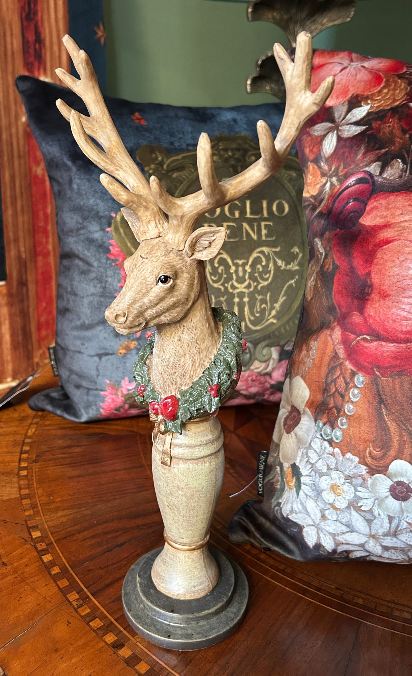 Cervo natalizio su piedistallo alto