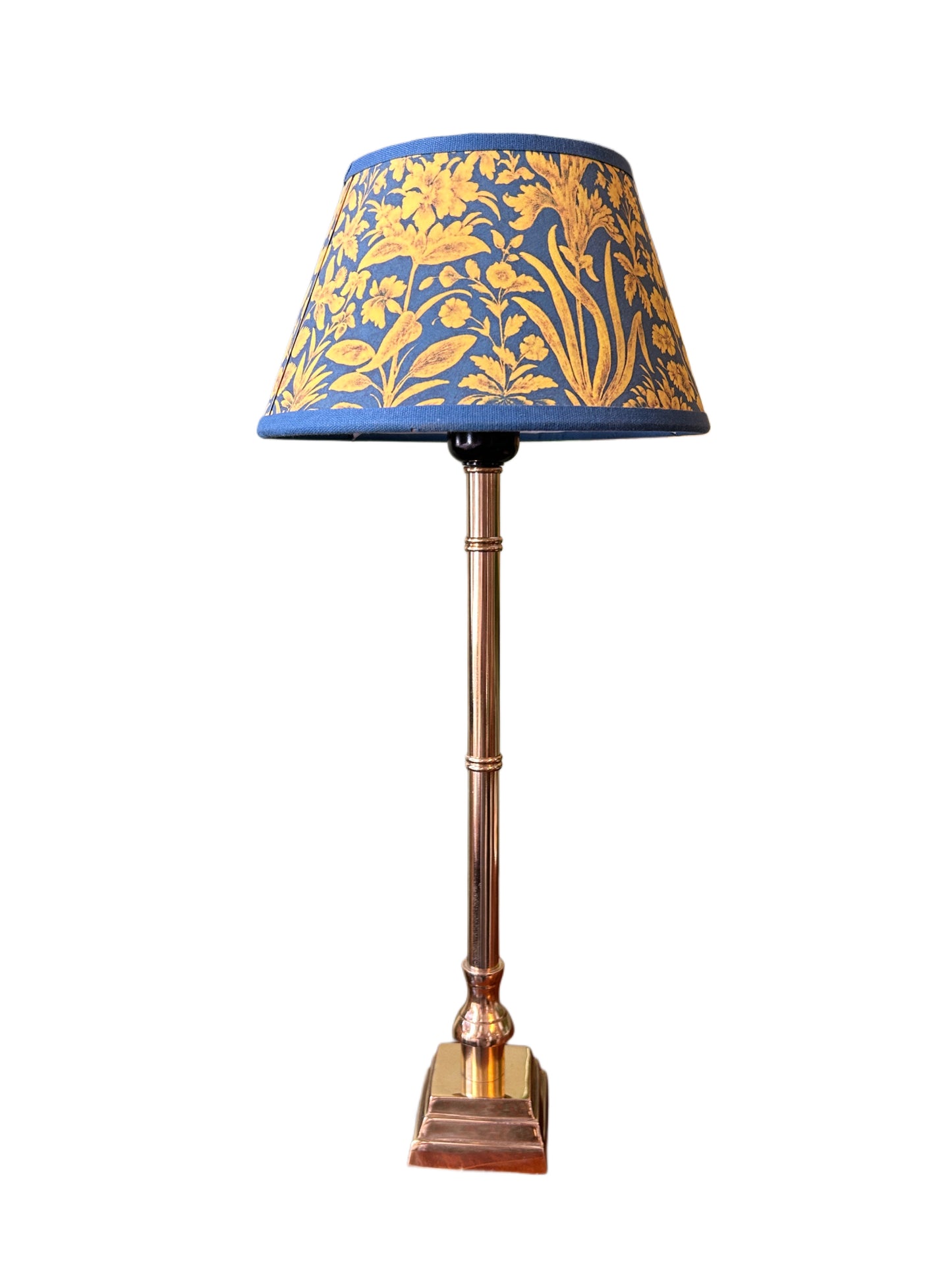 Lampada in ottone con paralume conico fuori giallo su blu cm 20