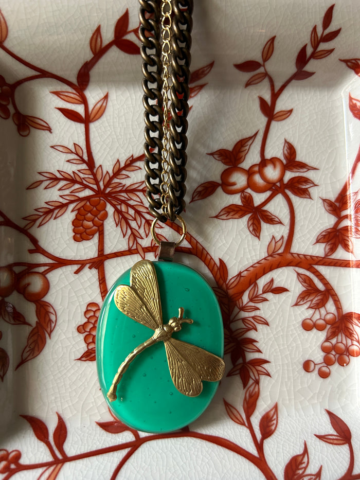 Collana con placca ovale in Vetro di Murano smeraldo con libellula Vetrofuso