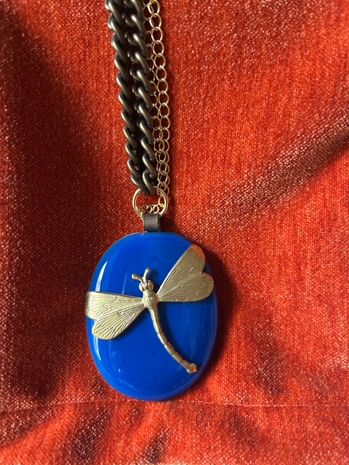 Collana con ovale in Vetro fuso di Murano Vio blu con libellula Vetrofuso