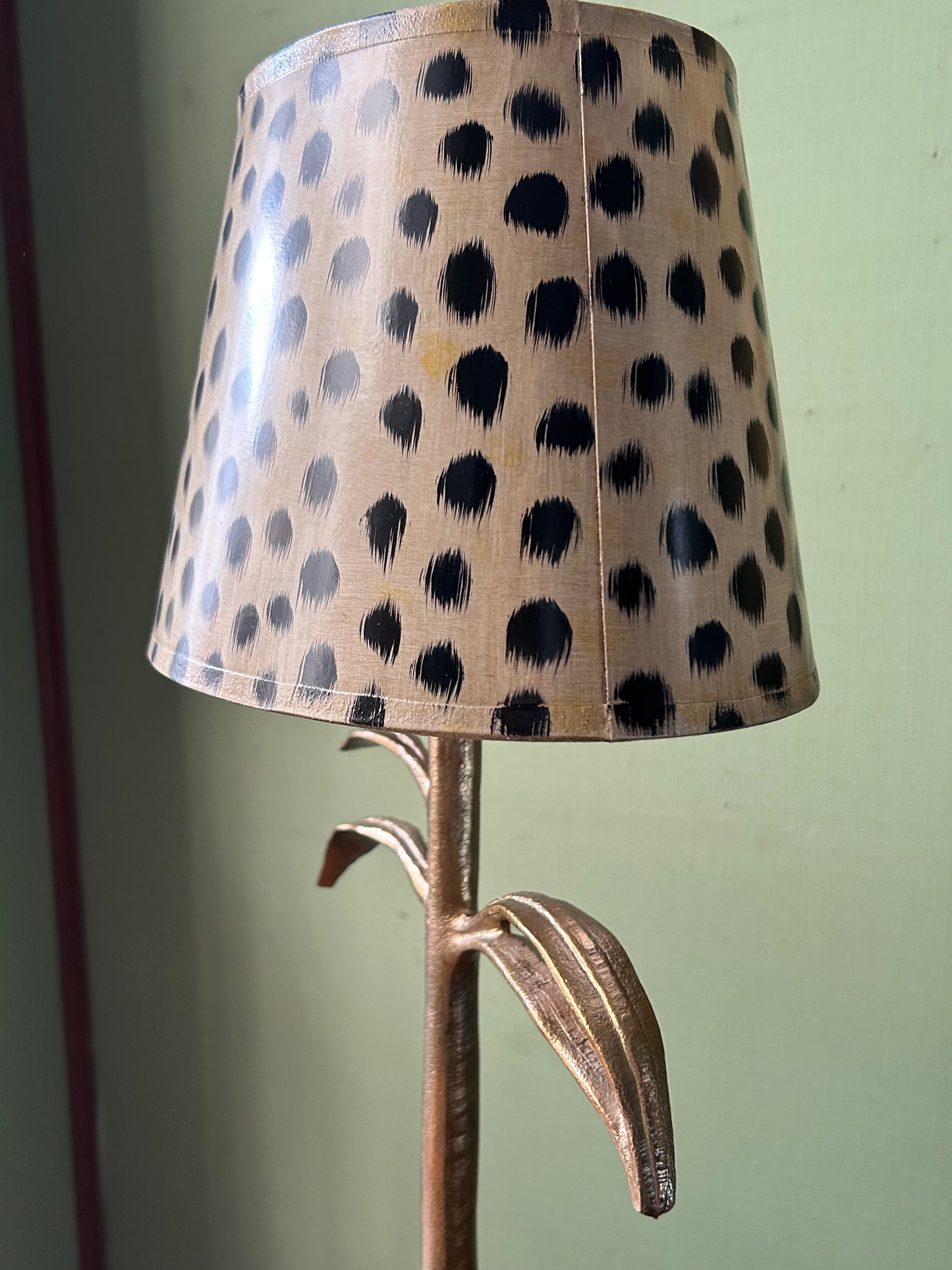 Leaf lamp with leo lampshade