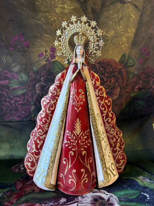 Madonna in metallo decorato con vestito rosso e crema