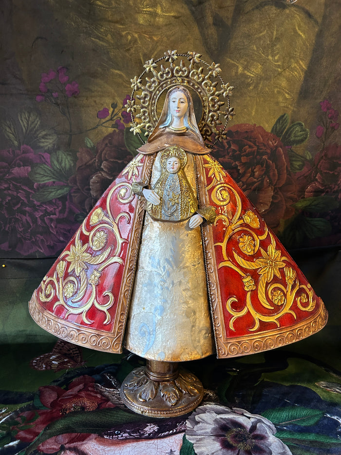 Madonna con bambino su piedistallo in metallo decorato rossa e oro
