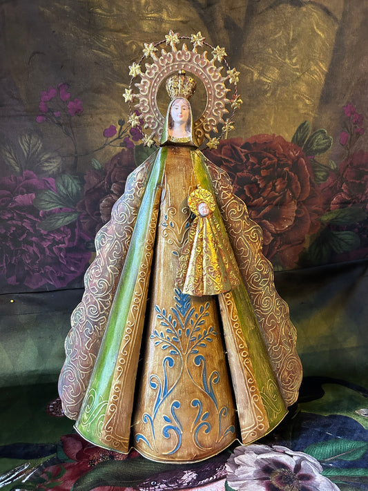 Madonna con bambino in metallo decorato vestito verde