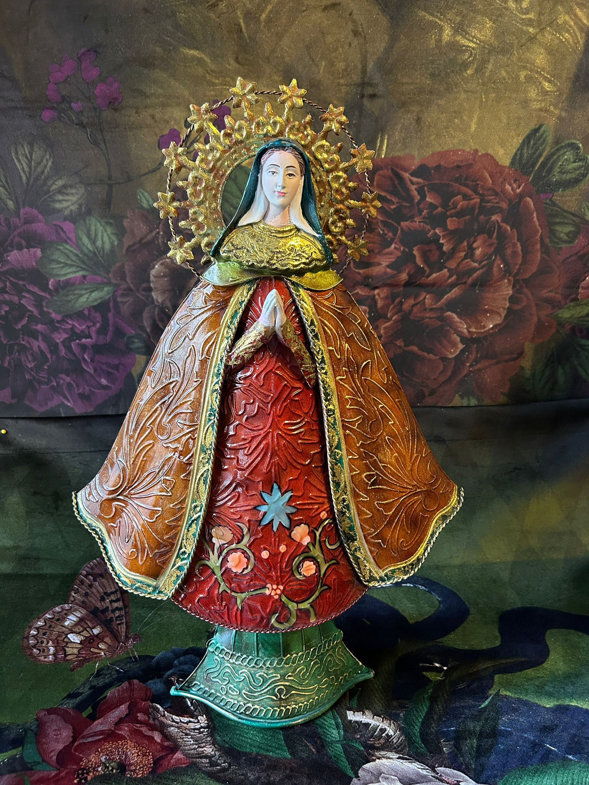 Madonna metallo decorato, base verde vestito rosso e marrone