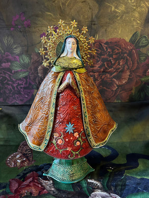 Madonna metallo decorato, base verde vestito rosso e marrone