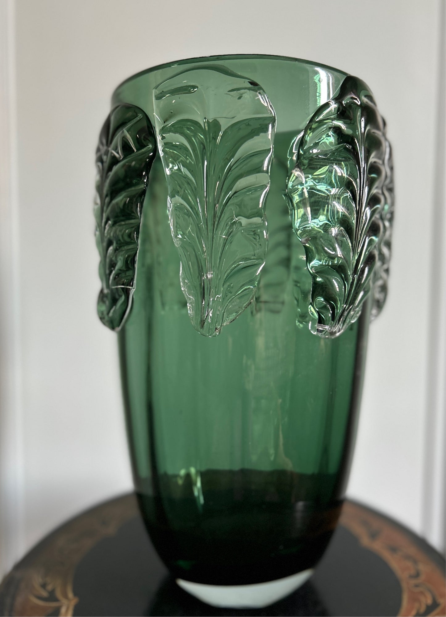 Green vase leaves