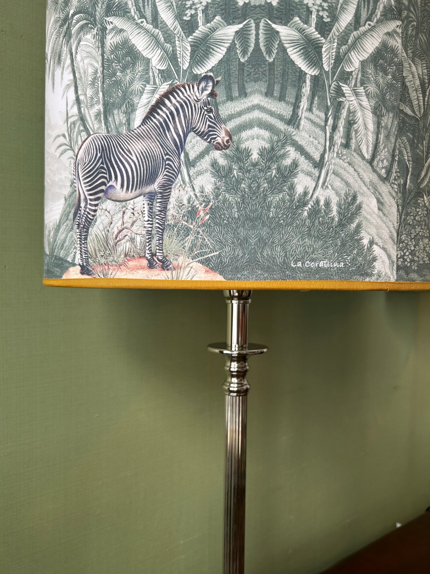 Column steel lamp with jungle lampshade