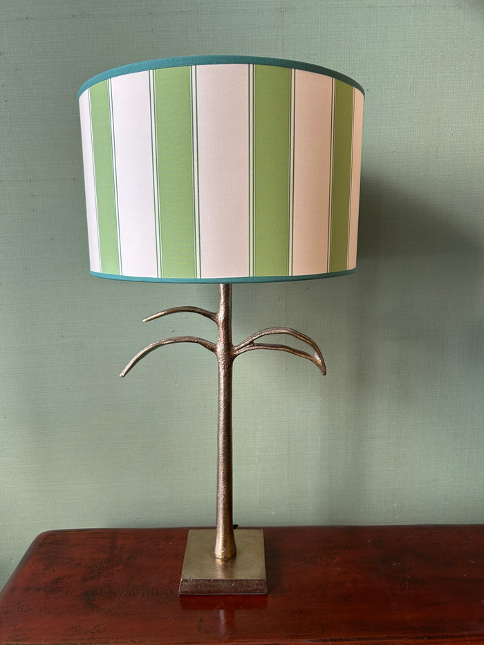 Lampe feuille en laiton avec abat-jour rayé vert
