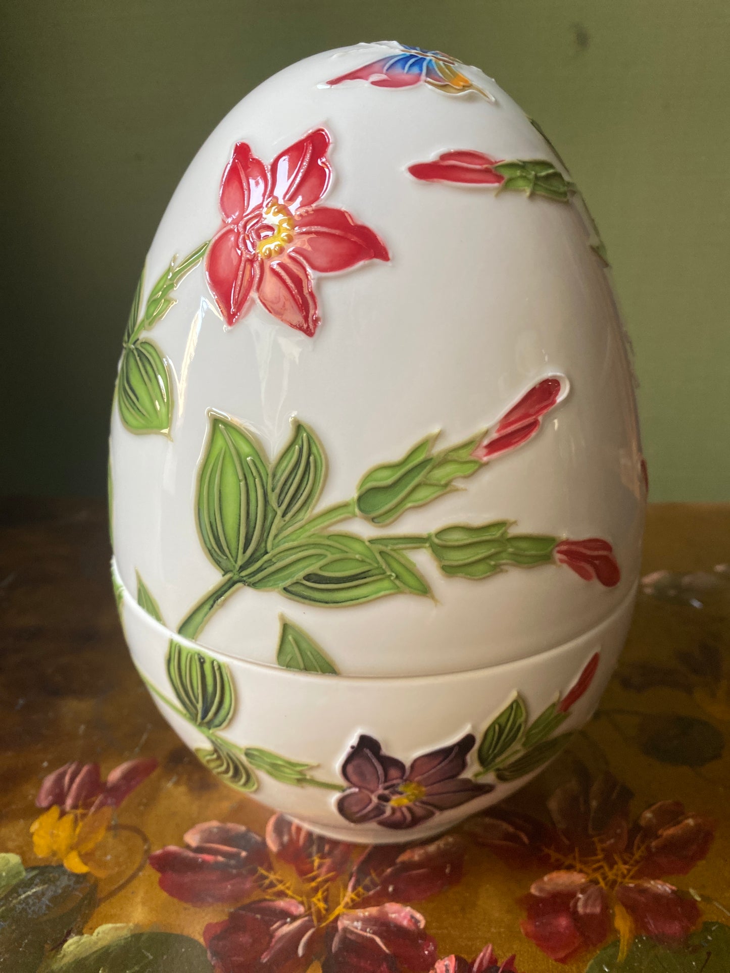 Uovo scatola  in porcellana  fiori rossi e blu