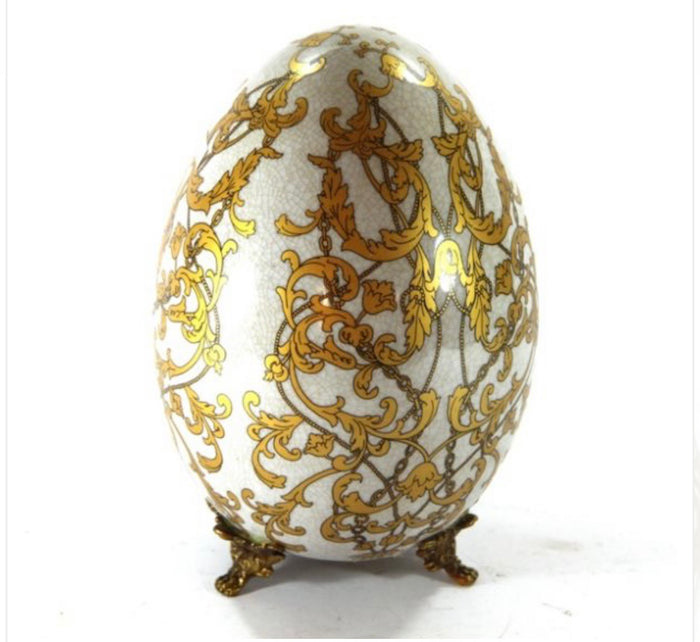 Grand oeuf à décor doré et pieds en bronze