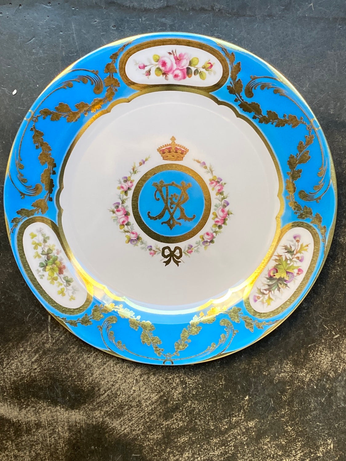 Assiette en fer blanc collection royale