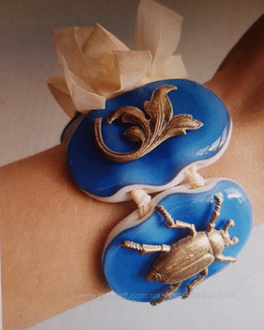 Bracciale azzurro in vetro fuso di Murano e charms. Daniela Poletti ordinabile