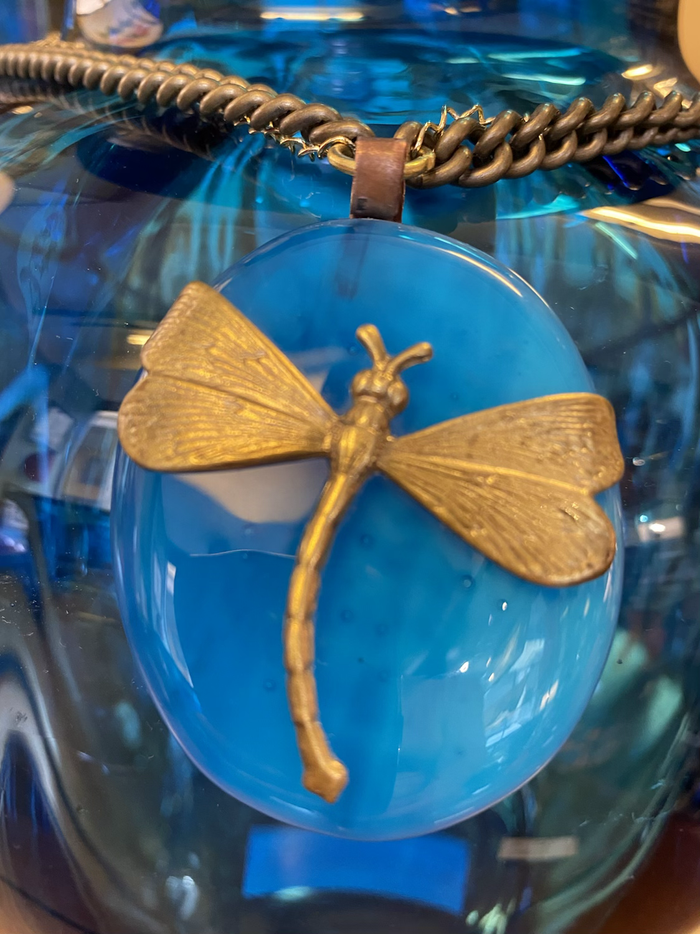 Collier avec ovale en verre de Murano fondu et breloques libellules