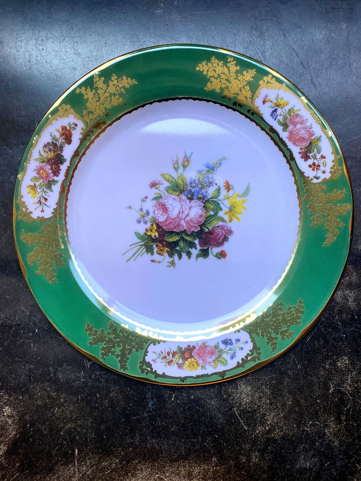 Assiette en fer blanc de la Collection Royale