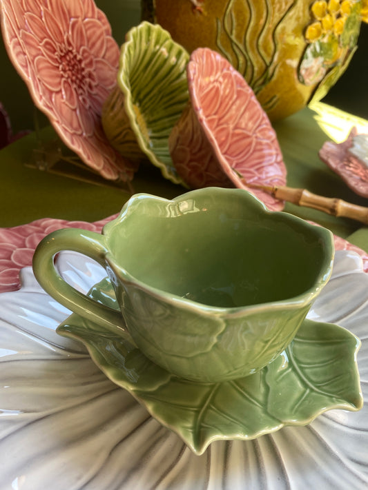 Tasse à café feuille verte avec soucoupe
