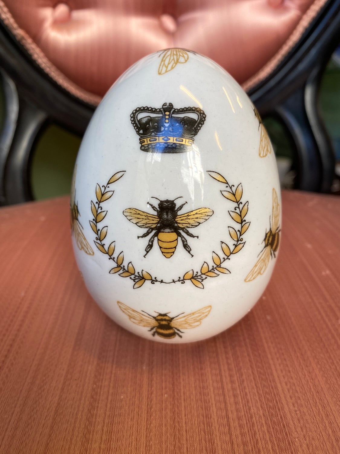 Oeuf en céramique avec petite abeille
