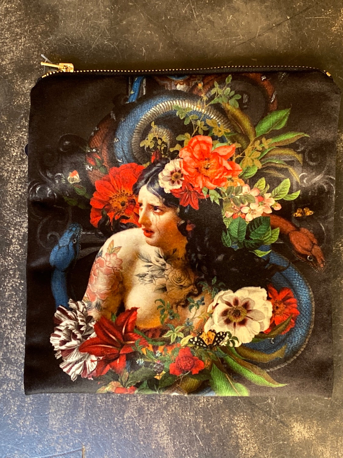 Tourmente velvet cosmetic bag