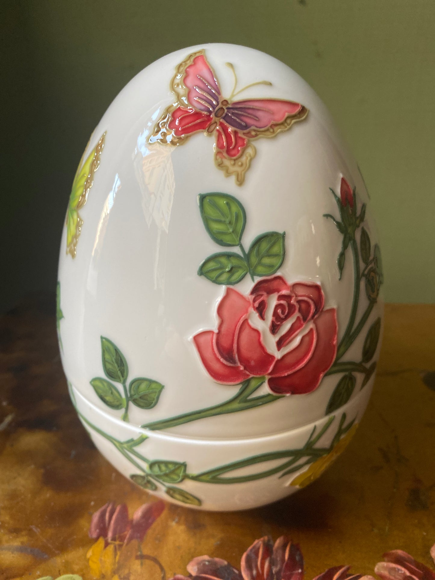 Uovo scatola   In porcellana rose rosse e gialle