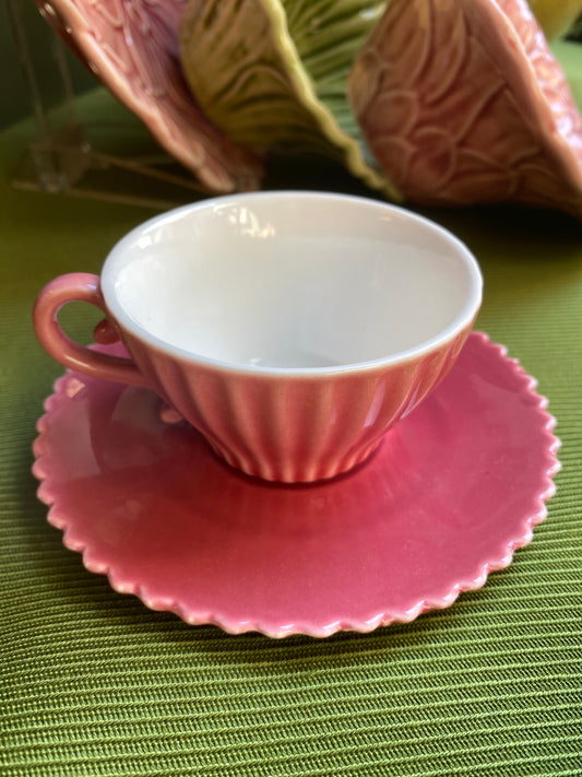Tasse à café rose avec soucoupe