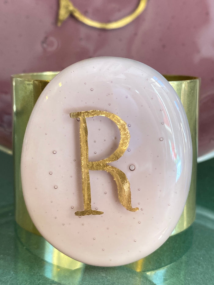 Bracciale in ottone e vetrofuso di Murano rosa con lettera R Daniela Poletti ordinabile