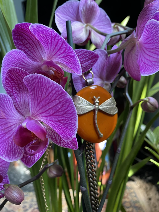 Necklace with oval pendant in caramel Murano glass