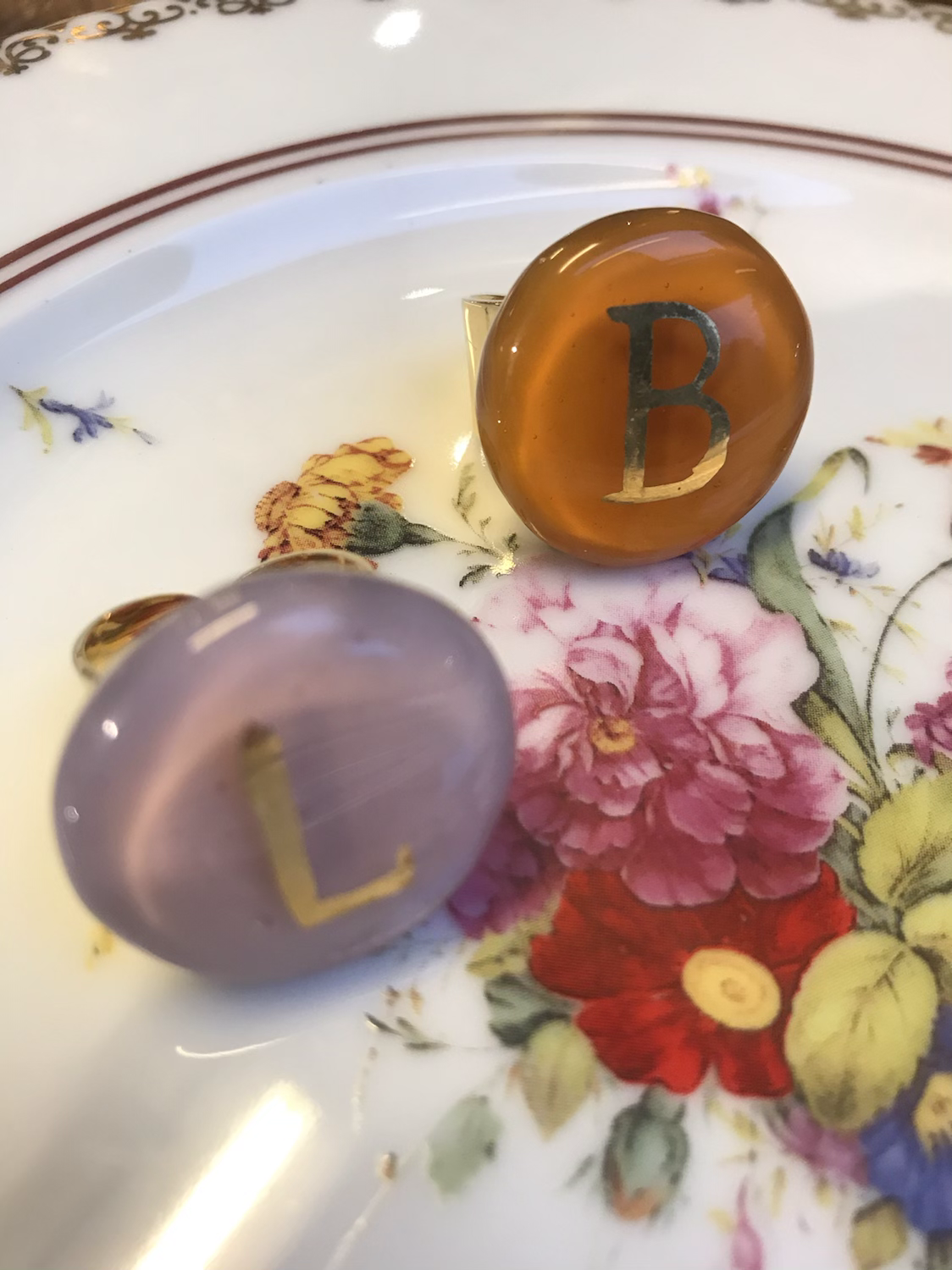 Anello in vetrofuso di Murano personalizzabile colore caramello lettera B