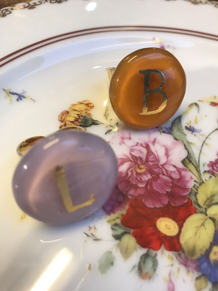 Anello in vetrofuso Daniela Poletti di Murano personalizzabile colore caramello lettera B