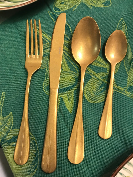 Cutlery set for 6 people in matt gold